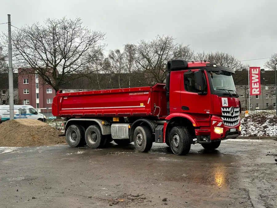 Kipper-Lkw von Containerdienst Michalski im Einsatz für Transporte